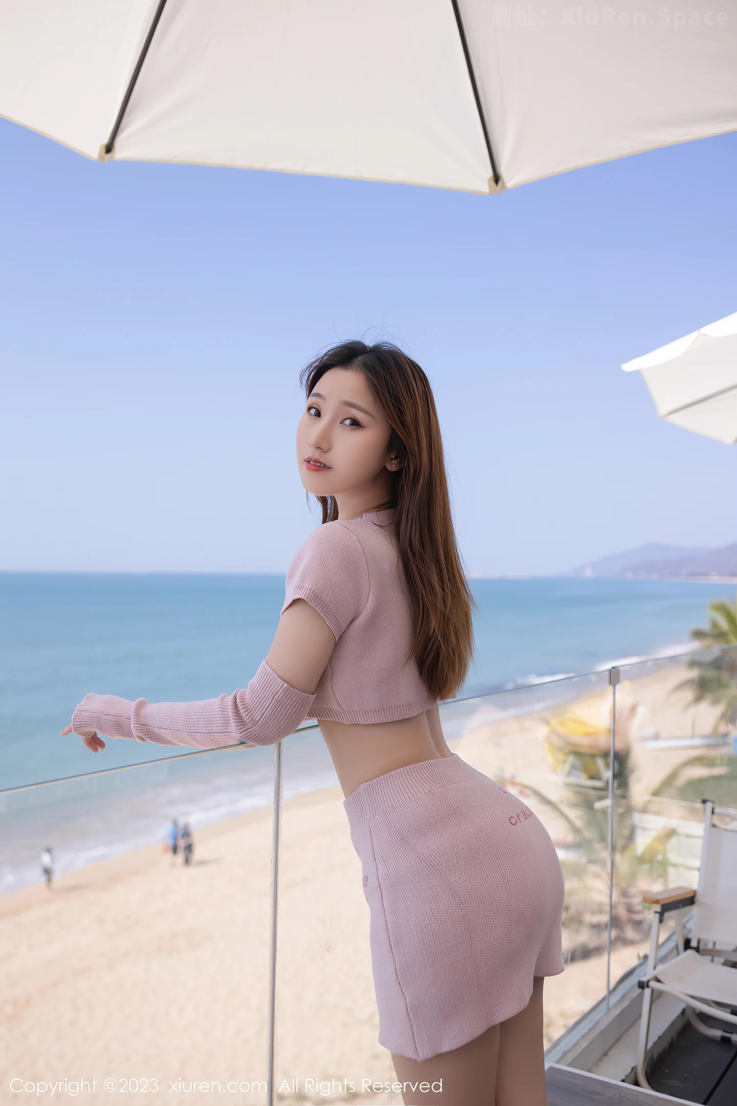 图片[4]-[XiuRen秀人网]2023.05.24 VOL.6794 杏子Yada 粉色短裙与白色蕾丝内衣加肉丝美腿性感私房写真集-秀人网官方网站